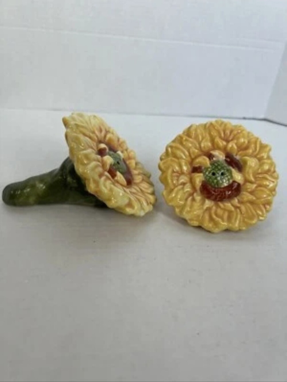 Yellow Sunflower salt And Pepper Set– Decorative Home Accent